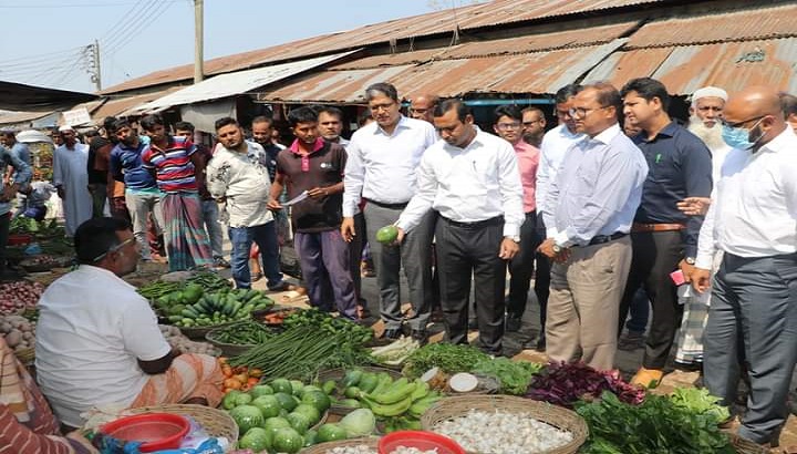 রমজান মাস উপলক্ষে বাজার মনিটরিংয়ে চুয়াডাঙ্গা জেলা প্রশাসক