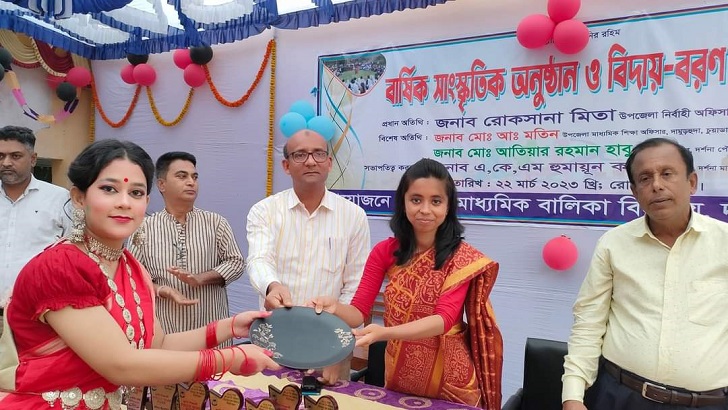 দর্শনা মাধ্যমিক বালিকা বিদ্যালয়ে বার্ষিক সাংস্কৃতিক অনুষ্ঠান ও বিদায় বরণ