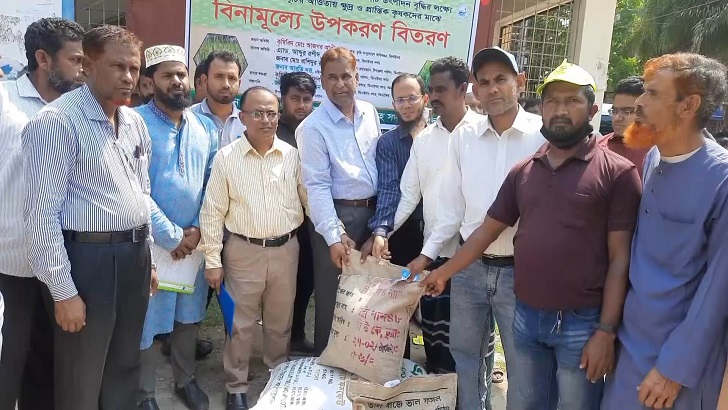 ঝিনাইদহে ৩ হাজার ৪’শ কৃষকের মাঝে বিনামুল্যে সার ও বীজ বিতরণ