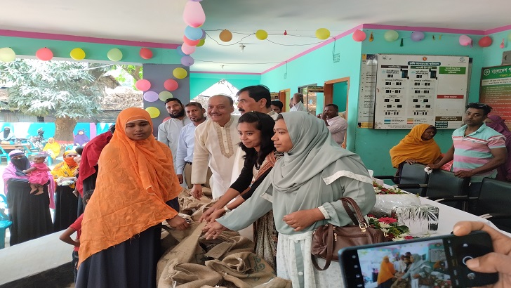 কার্পাসডাঙ্গা ইউনিয়ন পরিষদে ভিডব্লিউবি চাল বিতরণ