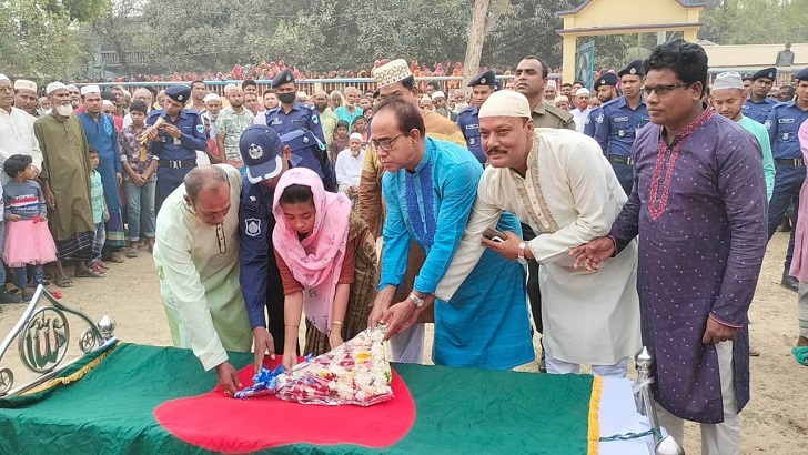 দামুড়হুদায় বীর মুক্তিযোদ্ধা ফরিদ মল্লিকের রাষ্ট্রীয় মর্যাদায় দাফন সম্পন্ন