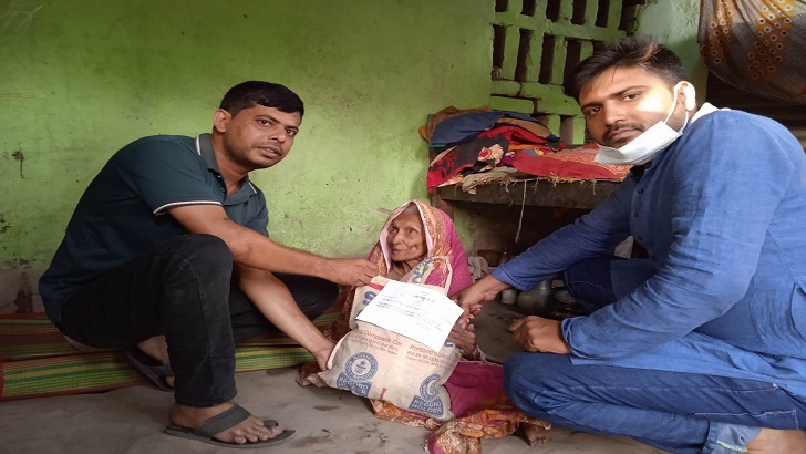 দামুড়হুদায় ওরা বন্ধু সংঘ'র পক্ষ থেকে নিন্মআয়ের মানুষের মাঝে ঈদ সামগ্রী উপহার