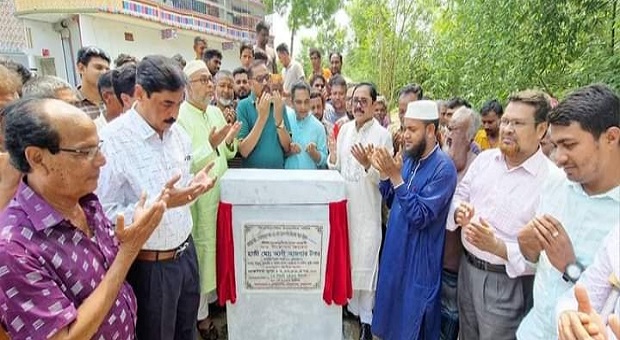 দামুড়হুদায় বিভিন্ন সড়কের উন্নয়ন কাজের শুভ উদ্বোধন