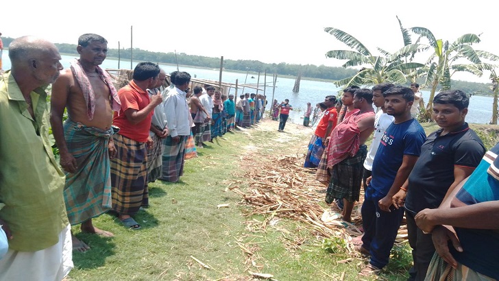 কোটচাঁদপুরে বাওড় ফিরে পেতে জয়দিয়া হালদার পাড়ার মানববন্ধন