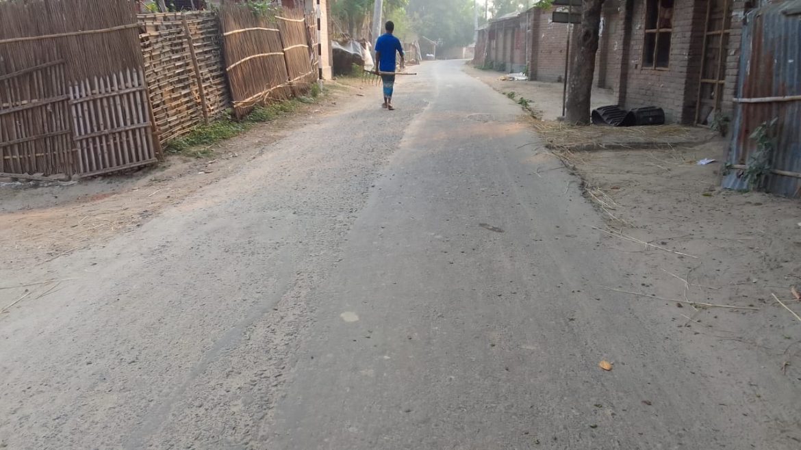 আমঝুপি-শ্যামপুর সড়কে ঠিকাদারের কাজ করে দিয়েছে সড়ক বিভাগ