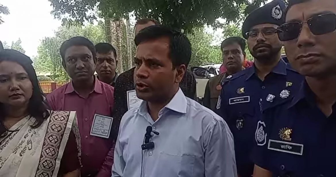 অত্যন্ত শান্তিপূর্ণ পরিবেশে নির্বাচন হচ্ছে-ডিসি আজিজুল