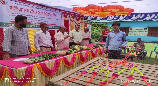 দামুড়হুদায় কৃষকদের মাঝে ২০টি ভ্যান বিতরণ