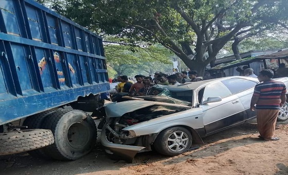 দামুড়হুদার ডুগডুগী বাজারে বালুভর্তি ট্রাকে প্রাইভেট কারের ধাক্কা ; আহত ১