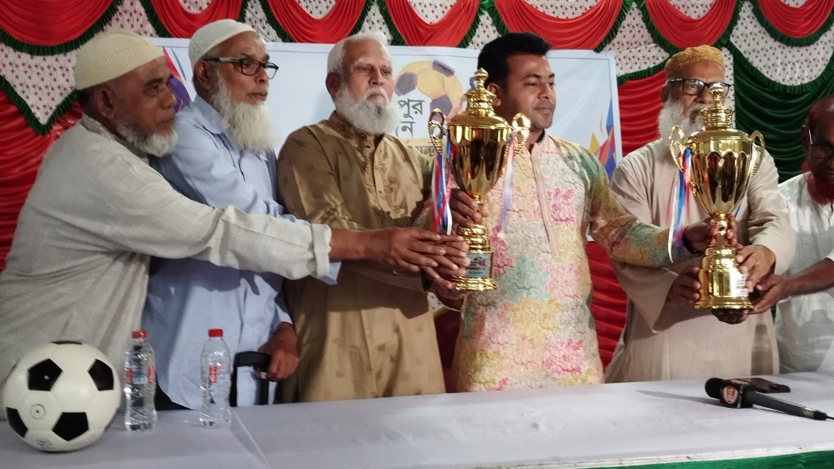 মেহেরপুর প্রতিদিন ফুটবল টুর্নামেন্টের ট্রফির মোড়ক উন্মোচন
