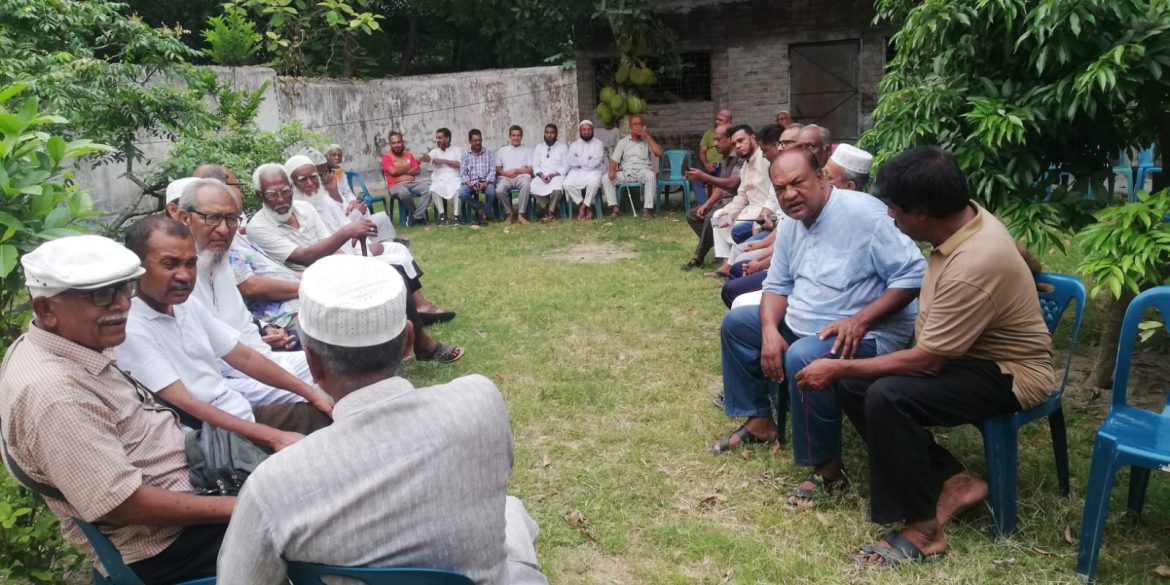 খাটি বাঙালিয়ানা খাবারের সাথে উঠেছিল আড্ডার ঝড়