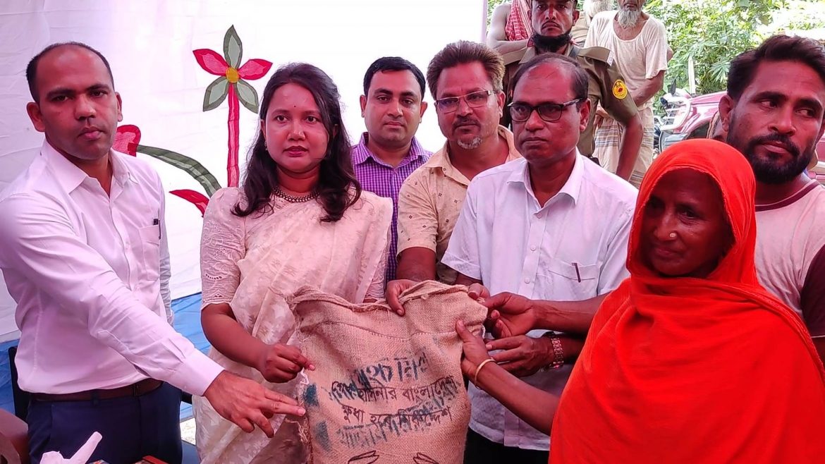 গাংনীতে জিআর প্রকল্পের চাউল বিতরণ