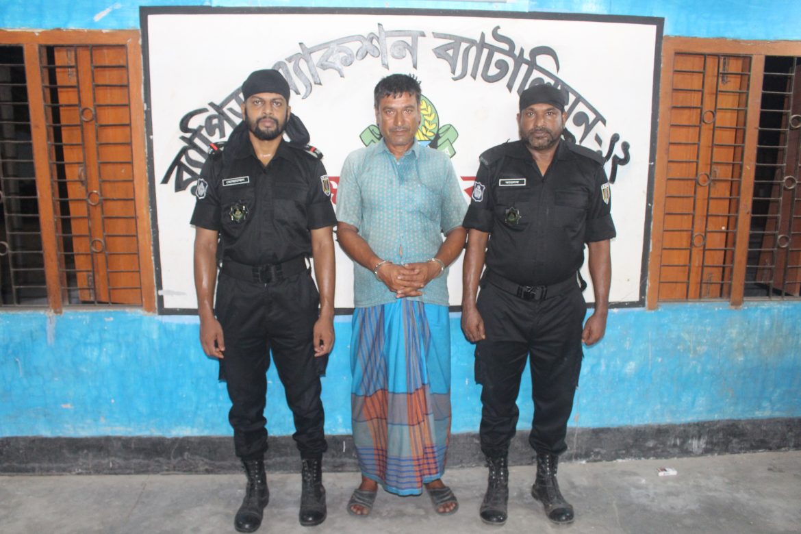 মেহেরপুরে ৫ কেজি গাঁজাসহ মাদক ব্যবসায়ী আটক