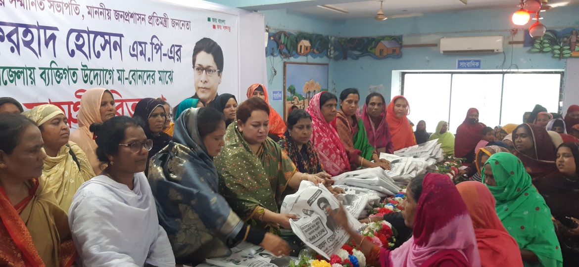 মেহেরপুরে বিভিন্ন গ্রামের নারীদের মাঝে উপহার সামগ্রী বিতরন