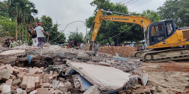 চুয়াডাঙ্গায় উচ্ছেদ করা হচ্ছে অবৈধ স্থাপনা