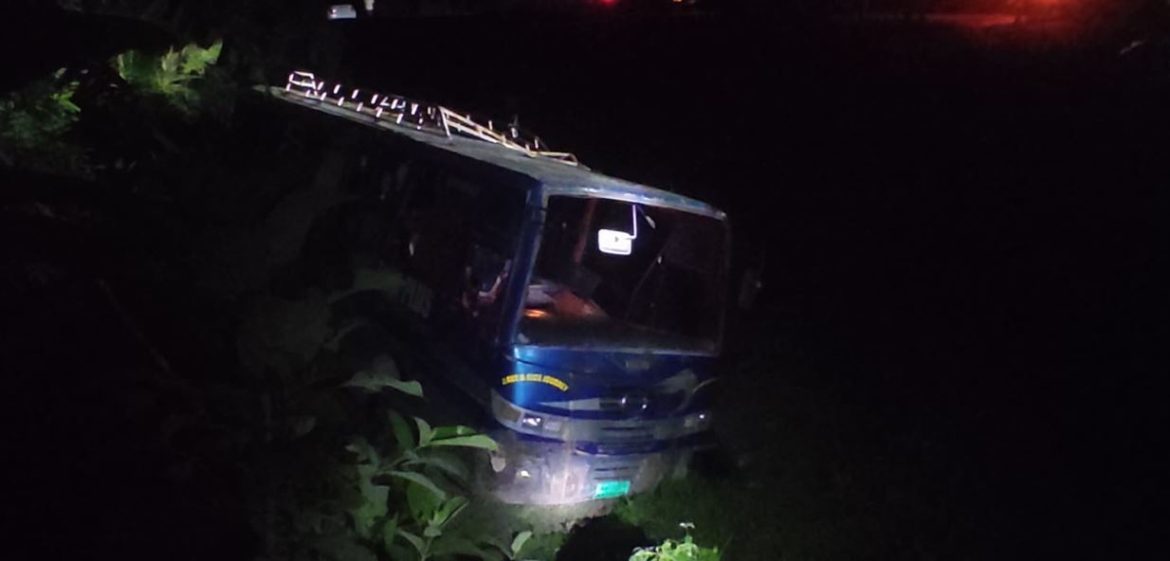 মেহেরপুরে বাস খাদে, আহত ৭