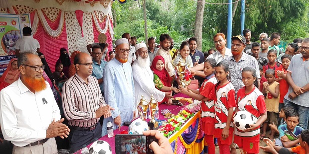 আলমডাঙ্গায় বঙ্গবন্ধু ও বঙ্গমাতা গোল্ডকাপ ফুটবলের ফাইনাল খেলার পুরস্কার বিতরণ