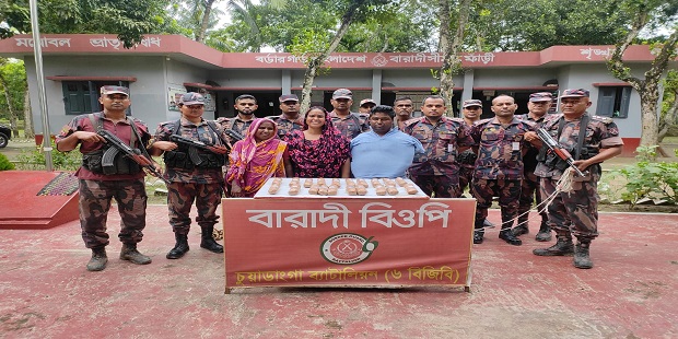 দর্শনা সীমান্তে ৪০ লক্ষ টাকার রুপার গহনা পাচারকালে স্বামী-স্ত্রীসহ আটক ৩