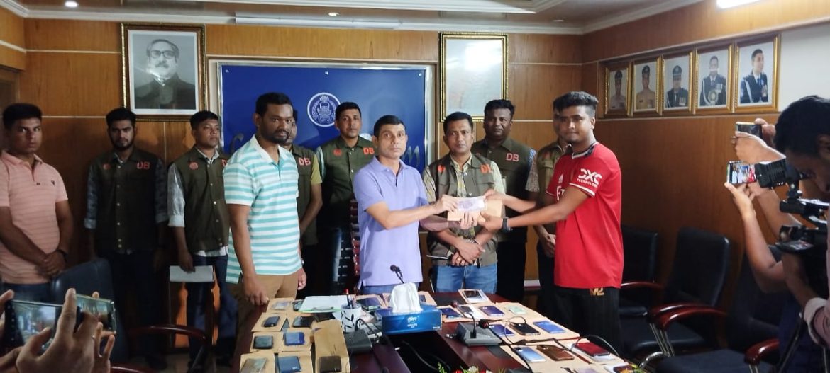 ৪৭টি মোবাইল ও ৯৭ হাজার টাকা উদ্ধার করে মালিকের হাতে তুলে দিলো পুলিশ