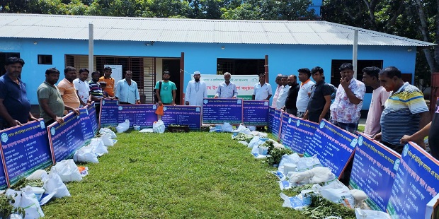 গাংনীতে মৎস্য চাষীদের মধ্যে উপকরণ বিতরণ