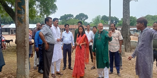 দামুড়হুদার ডুগডুগী পশুহাট পরিদর্শনে উপজেলা চেয়ারম্যান বাবু