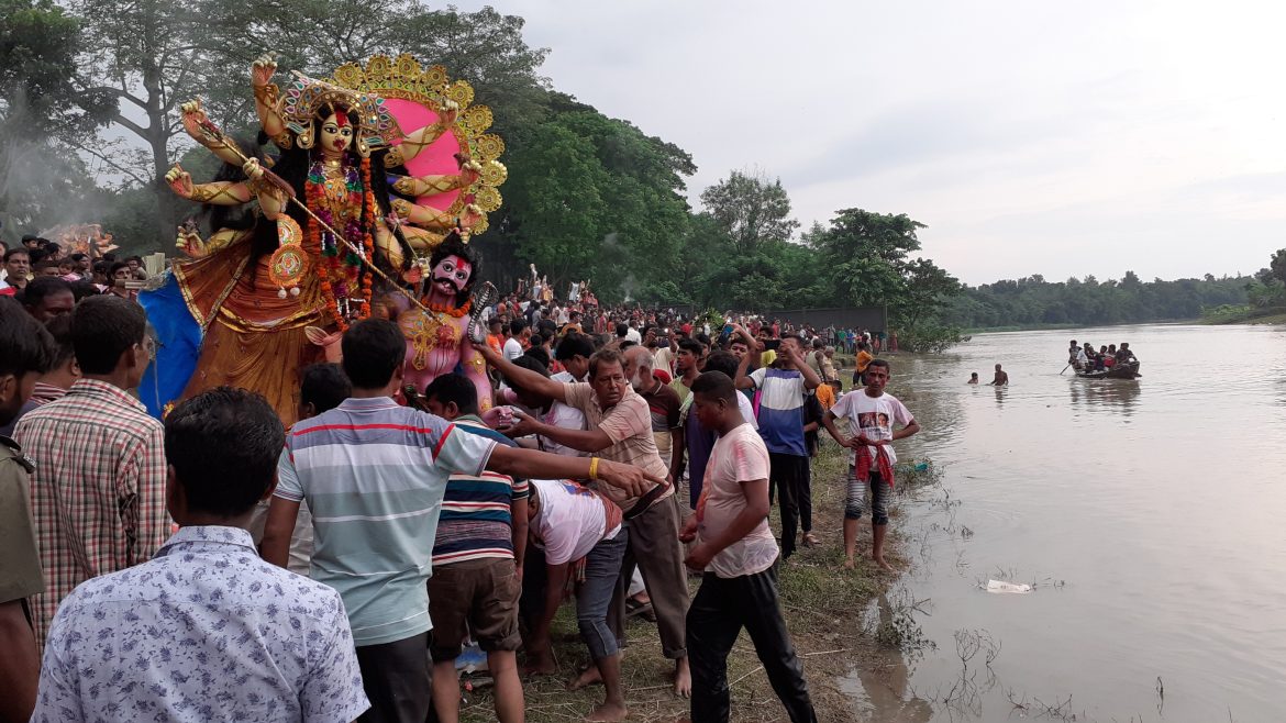 প্রতিমা বিসর্জনের মধ্য দিয়ে মেহেরপুরে শেষ হয়েছে দুর্গাপূজা