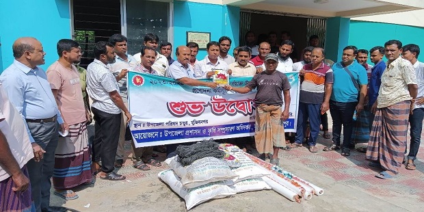 মুজিবনগর বিনামূল্যে গ্রীষ্মকালীন পেঁয়াজের বীজ ও সার বিতরণ