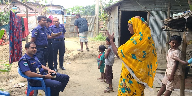 চুয়াডাঙ্গায় পুলিশ ক্যাম্পের ইনচার্জের বিরুদ্ধে অর্থবাণিজ্যের অভিযোগ তদন্ত কমিটির ঘটনাস্থল পরিদর্শন