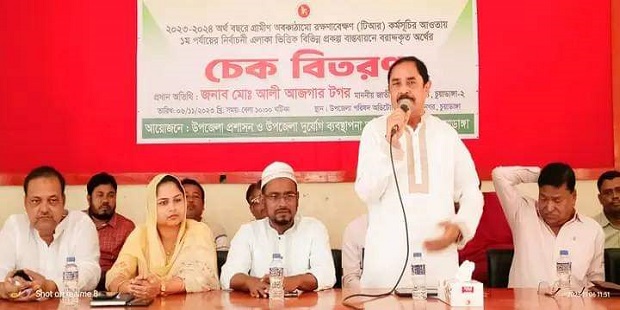 জীবননগরে গ্রামীণ অবকাঠামো উন্নয়নের চেক বিতরণ