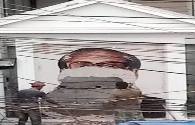কুষ্টিয়ায় হাতুড়ি পিটিয়ে ভাঙা হলো বঙ্গবন্ধুর ম্যুরাল