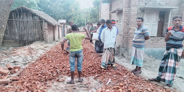 আলমডাঙ্গার পাইকপাড়ায় সড়কে নিম্নমানের সামগ্রী ব্যবহারের অভিযোগ