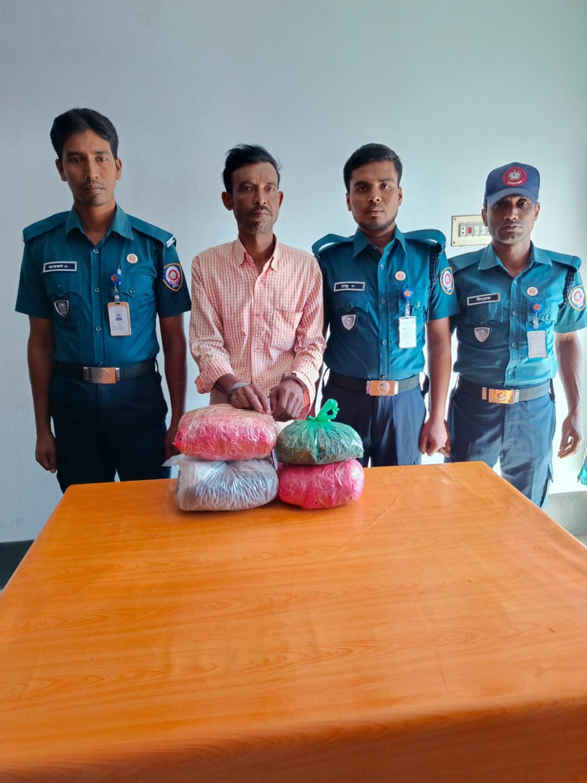 গাংনীতে সাড়ে তিন কেজি গাঁজা সহ মাদক ব্যবসায়ী আটক