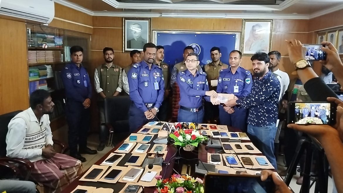 মেহেরপুরে ৫৪টি মোবাইলসহ বিকাশ প্রতারণার টাকা উদ্ধার