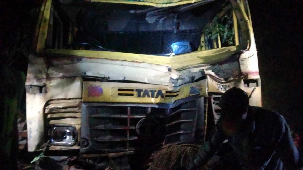 আলমডাঙ্গায় নিয়ন্ত্রণ হারিয়ে ট্রাক বসতবাড়িতে, চালকের মৃত্যু