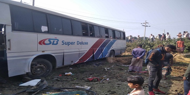 গাংনীতে দূরপাল্লার বাসের ধাক্কায় প্রাণ হারালেন ভ্যান চালক,আহত ৫  