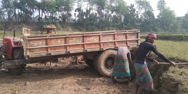 দামুড়হুদায় অবৈধ ভাবে মাটি কাটায় ৬০ হাজার টাকা জরিমানা