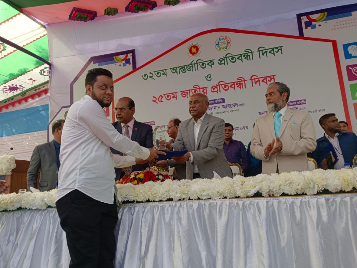সফল প্রতিবন্ধী হিসেবে পুরস্কার পেলেন দৃষ্টিপ্রতিবন্ধী মামুন