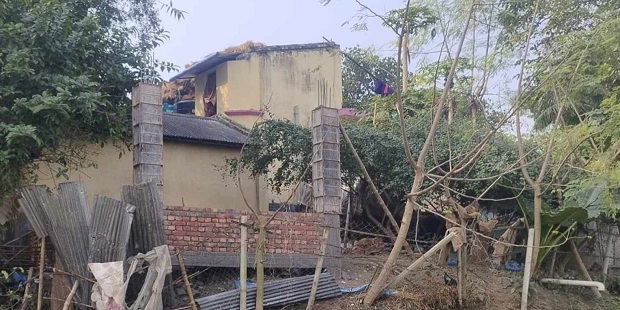 দামুড়হুদার কার্পাসডাঙ্গায় আদালতের আদেশ অমান্য ঘর নির্মাণের অভিযোগ