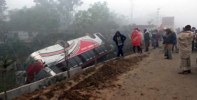 ঘন কুয়াশায় নিয়ন্ত্রণ হারিয়ে বাস খাদে, আহত-৭