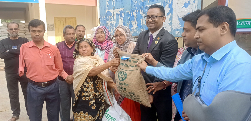 ঝিনাইদহে কৃষকের মাঝে বিনামুল্যে সার ও বীজ বিতরণ উদ্বোধন