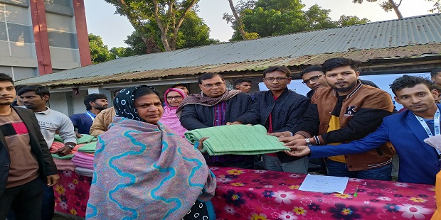 গাংনীতে কাথুলী ব্লাড ফাউন্ডেশনের উদ্যোগে শীতবস্ত্র বিতরণ