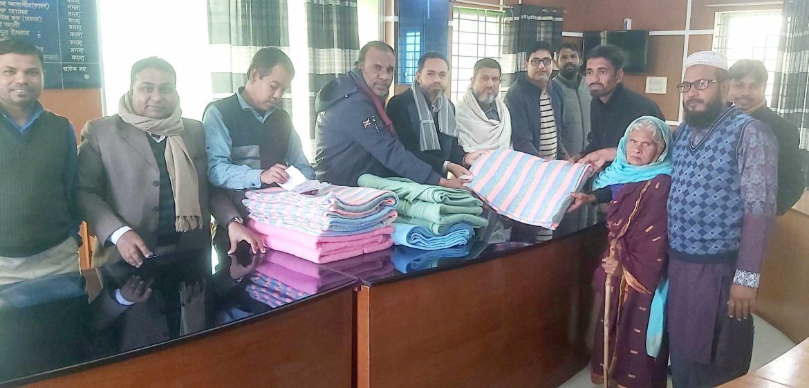 আলমডাঙ্গা বণিক সমিতির উদ্যোগে শীতার্তদের মাঝে কম্বল বিতরণ