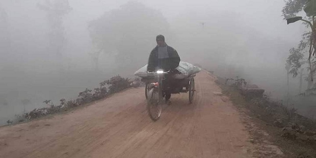 শীত আর ঘন কুয়াশায় বিপাকে চুয়াডাঙ্গা জেলার খেটে খাওয়া মানুষেরা