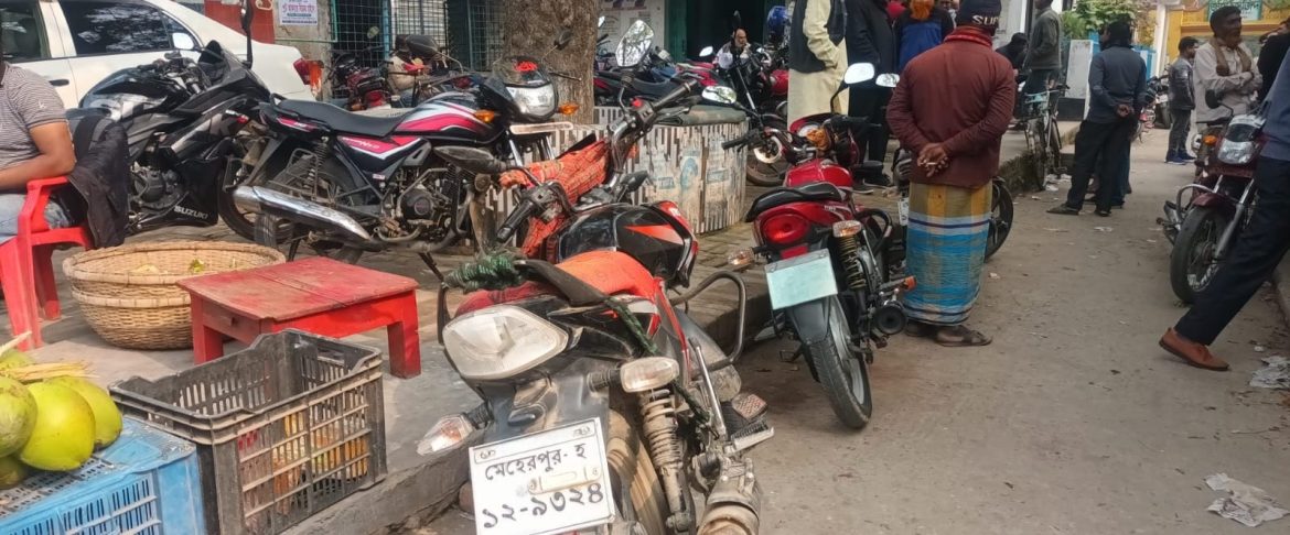 নিষেধাজ্ঞা সত্বেও মেহেরপুরের রাস্তায় মোটরসাইকেলের অবাধ বিচরণ