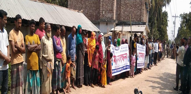 কোটচাঁদপুরে জমি কিনে বে-কায়দায় পড়লেন অসহায় পরিবার, মানববন্ধন