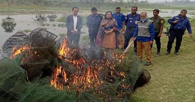 কোটচাঁদপুর কপোতাক্ষ নদে উপজেলা প্রশাসনের অভিযান