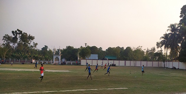 গাংনীর গাড়াবাড়ীয়াতে প্রীতি ফুটবল ম্যাচ অনুষ্ঠিত 