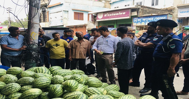 মেহেরপুরে তরমুজ ও আনারসের দোকানে ভোক্তা অধিকারের অভিযান