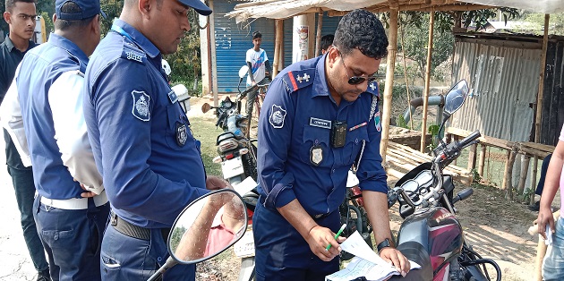 গাংনীকে ট্রাফিক পুলিশের অভিযান, মামলা দায়ের ও মোটরসাইকেল জব্দ