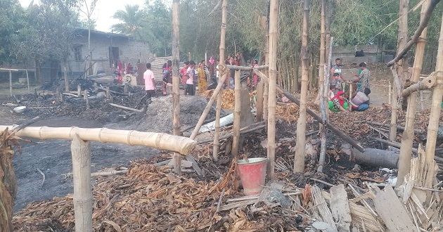 গাংনীর নবীনপুরে ভয়াবহ অগ্নীকান্ডে তিনটি তামাকঘরসহ বসতবাড়ি ভিষ্মীভুত