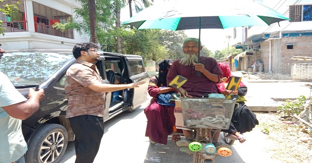 প্রখর রোদে ভ্যান রিকসা চালক ও হতদরিদ্রদের মাঝে ছাতা বিতরণ